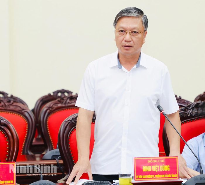 Đồng chí Đinh Việt Dũng, Ủy viên Ban Thường vụ Tỉnh ủy, Trưởng Ban Tổ chức Tỉnh uỷ phát biểu tại hội nghị.
