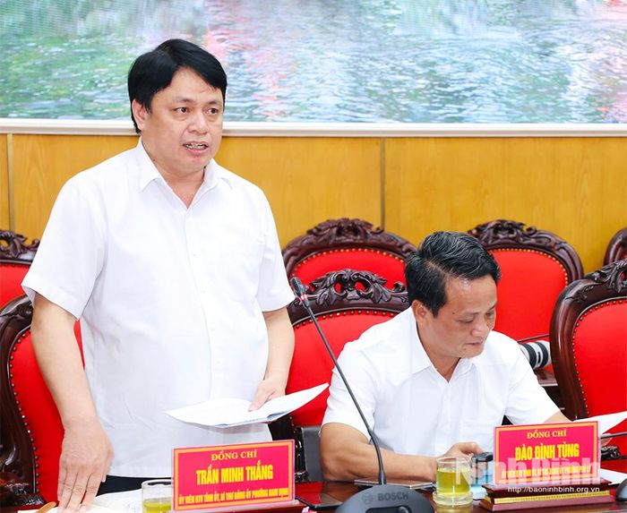 Đồng chí Trần Minh Thắng, Ủy viên Ban Thường vụ Tỉnh ủy, Bí thư Đảng uỷ phường Nam Định phát biểu tại hội nghị.