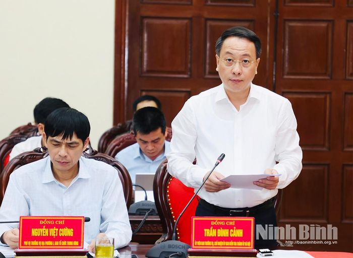Đồng chí Trần Đình Cảnh, Ủy viên Ban Thường vụ Thành ủy, Chủ nhiệm UBKT Thành uỷ Hà Nội trình bày dự thảo báo cáo kết quả kiểm tra, giám sát (đợt 3) năm 2026 đối với Ban Thường vụ Tỉnh ủy Ninh Bình.