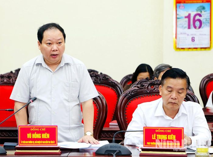 Đồng chí Vũ Hồng Hiên, Ủy viên Ban Thường vụ Tỉnh ủy, Chủ nhiệm Ủy ban Kiểm tra Tỉnh ủy phát biểu tại hội nghị.