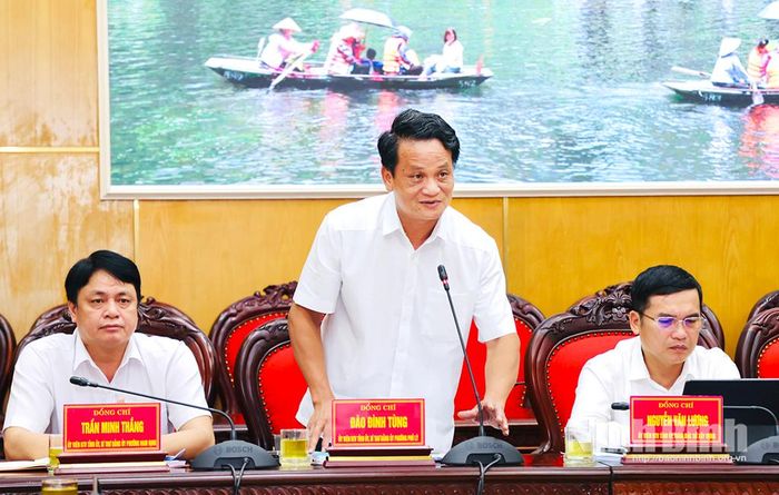 Đồng chí Đào Đình Tùng, Ủy viên Ban Thường vụ Tỉnh ủy, Bí thư Đảng uỷ phường Phủ Lý phát biểu tại hội nghị.