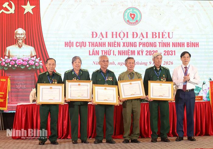 Đồng chí Phó Chủ tịch UBND tỉnh Nguyễn Anh Chức trao Bằng khen của Chủ tịch UBND tỉnh cho các tập thể có thành tích xuất sắc trong công tác Hội.