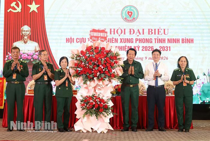 Đồng chí Thân Đức Nam, Chủ tịch Hội cựu TNXP Việt Nam tặng hoa chúc mừng Đại hội.