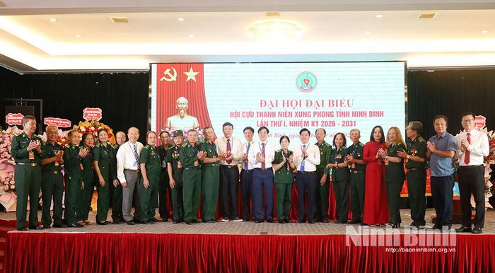 Ban Chấp hành Hội Cựu TNXP tỉnh Ninh Bình khóa I, nhiệm kỳ 2026-2031 ra mắt Đại hội và chụp ảnh lưu niệm với các đại biểu.