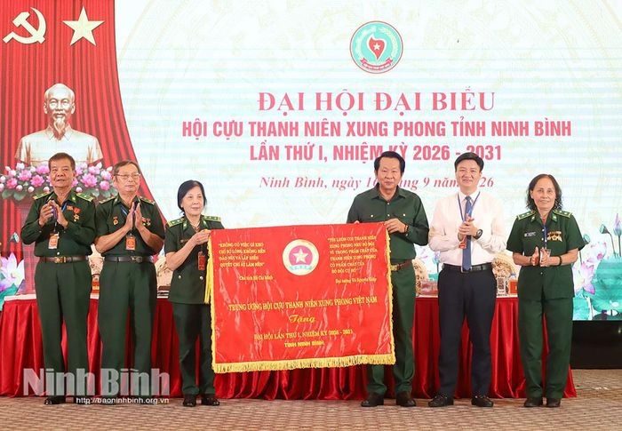 Đồng chí Thân Đức Nam, Chủ tịch Hội Cựu TNXP Việt Nam tặng bức trướng của Hội Cựu TNXP Việt Nam cho Hội Cựu TNXP tỉnh Ninh Bình.