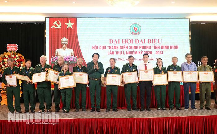 Đồng chí Thân Đức Nam, Chủ tịch Hội Cựu TNXP Việt Nam trao Bằng khen của Hội cựu Thanh niên xung phong Việt Nam cho các cá nhân có thành tích xuất sắc trong công tác Hội.