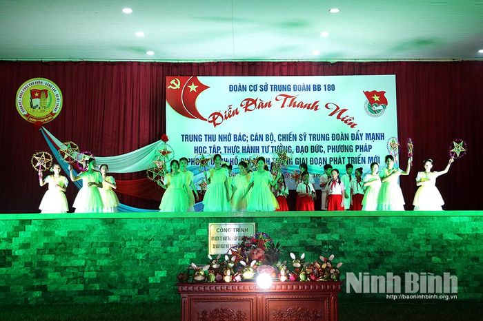 Tiết mục văn nghệ của các em thiếu nhi tại diễn đàn.