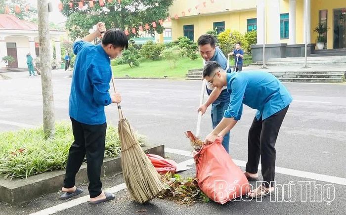 Đoàn viên, thanh niên ra quân "Ngày Chủ nhật xanh" vệ sinh môi trường.