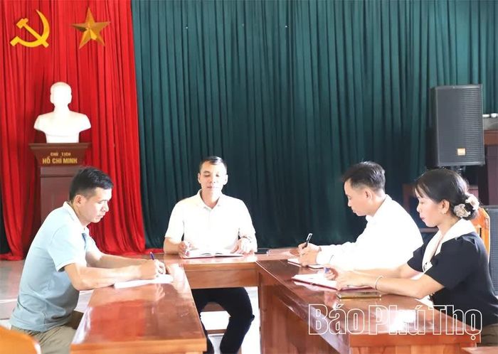 Cấp ủy Chi bộ thôn Vường Phắt, Đảng bộ xã Lai Đồng, trao đổi, thống nhất các nhiệm vụ trọng tâm tại cơ sở.
