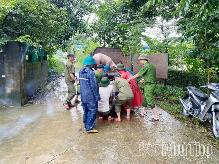 Lực lượng chức năng giúp người dân xã An Nghĩa di chuyển tài sản đến nơi an toàn, đề phòng ngập sâu do mưa lũ lớn.