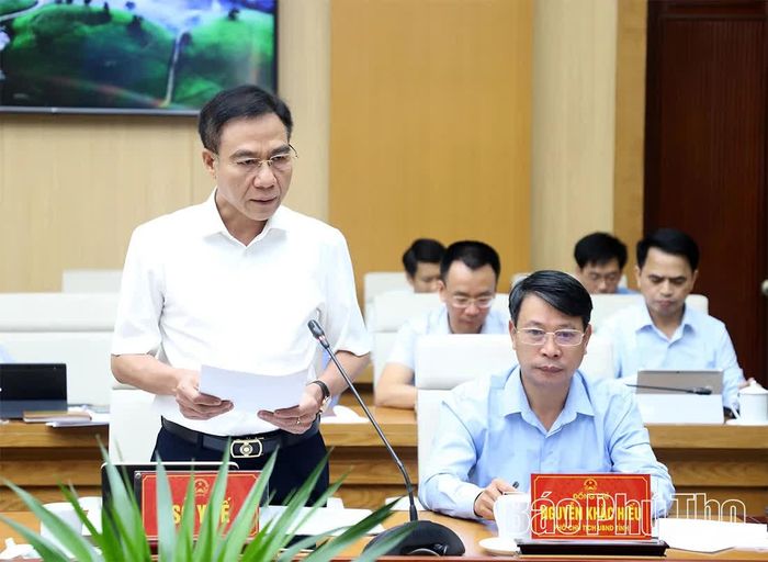 Giám đốc Sở Y tế Lê Hồng Trung báo cáo tại hội nghị.