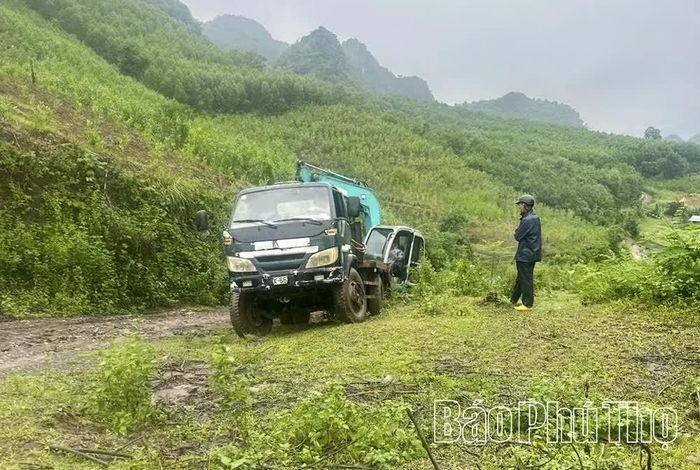 Lực lượng cứu hộ huy động xe, máy xúc xúc đất ngăn nước vào khu vực hang để cứu 3 công dân.