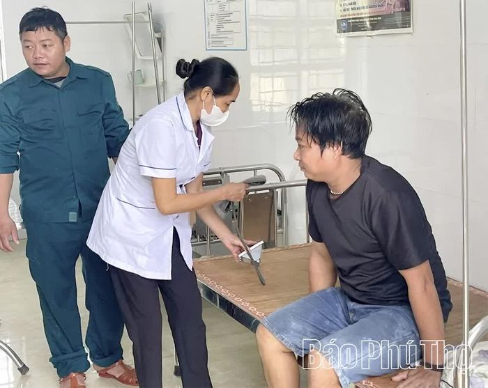 Sau khi cứu hộ thành công, những người dân được đưa về Trạm y tế xã kiểm tra sức khỏe.