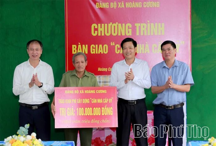 Lãnh đạo xã Hoàng Cương trao biểu trưng kinh phí xây dựng "Căn nhà Cấp ủy" cho đảng viên Nguyễn Trọng Tài.