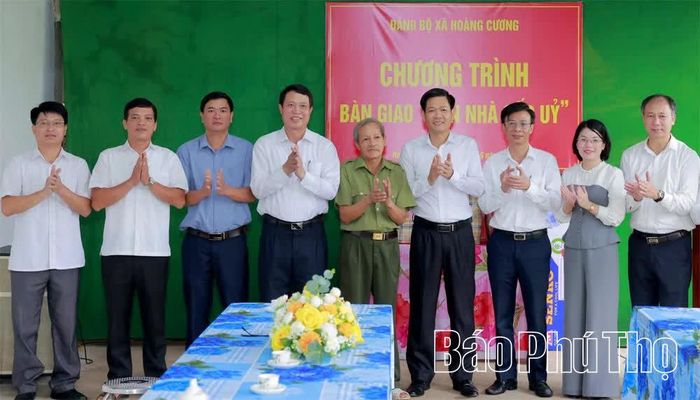 Đồng chí Trưởng Ban Tổ chức Tỉnh ủy Bùi Đình Thi, lãnh đạo xã Hoàng Cương chụp ảnh lưu niệm cùng đảng viên Nguyễn Trọng Tài.
