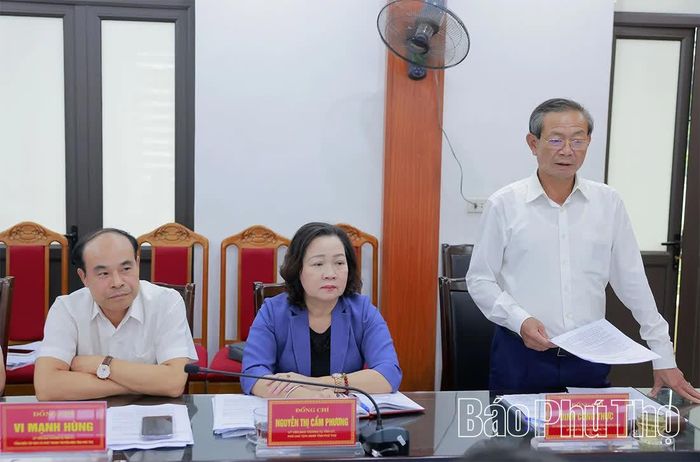 Đồng chí Phó Chủ tịch Thường trực Ủy ban MTTQ tỉnh Đinh Công Thực phát biểu tại hội nghị.
