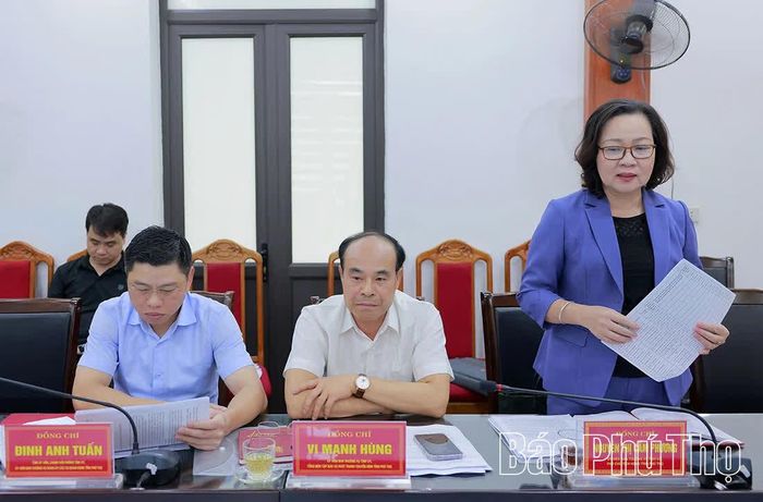 Đồng chí Phó Chủ tịch HĐND tỉnh Nguyễn Thị Cẩm Phương phát biểu tại hội nghị.