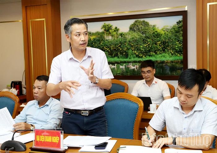 Đại diện nhà đầu tư báo cáo điều chỉnh Dự án Đầu tư xây dựng đường Hòa Lạc - Hòa Bình và cải tạo, nâng cấp Quốc lộ 6 đoạn qua Xuân Mai - Hòa Bình theo phương thức đối tác công tư (PPP).