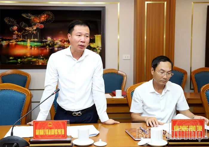 Lãnh đạo Ban Quản lý dự án khu vực Phú Thọ báo cáo công tác triển khai Dự án Đầu tư xây dựng tuyến đường Việt Trì - Hòa Bình, kết nối cao tốc Nội Bài - Lào Cai với cao tốc Hòa Bình - Sơn La.