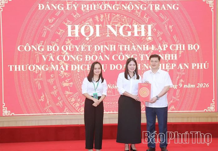 Bí thư Đảng uỷ phường Nông Trang Cầm Hà Chung trao quyết định cho Chi bộ Công ty TNHH Thương mại dịch vụ doanh nghiệp An Phú.
