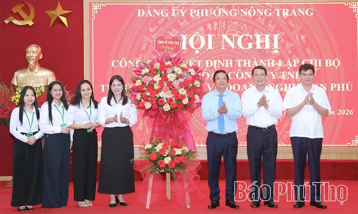Đồng chí Nguyễn Mạnh Sơn - Phó Bí thư Tỉnh ủy và lãnh đạo Ban Tổ chức Tỉnh ủy; Sở Văn hoá, Thể thao và Du lịch tặng hoa chúc mừng chi bộ.