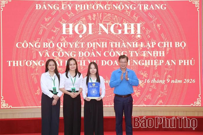 Lãnh đạo Liên đoàn Lao động tỉnh trao quyết định công nhận Ban Chấp hành và các chức danh Ban Chấp hành Công đoàn Công ty TNHH Thương mại dịch vụ doanh nghiệp An Phú