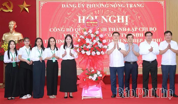 Lãnh đạo Đảng ủy phường Nông Trang tặng hoa chúc mừng chi bộ.
