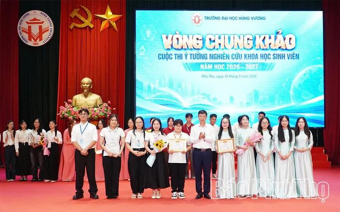 Ban Tổ chức trao giải Nhất cho đội thi có thành tích xuất sắc.