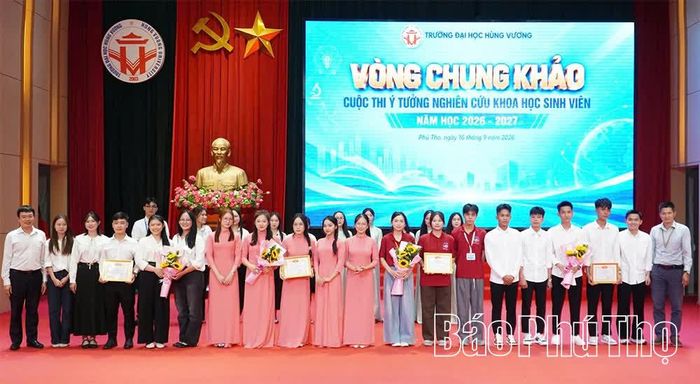 Ban tổ chức trao giải và chúc mừng đội thi đạt giải Nhì tại vòng chung khảo.