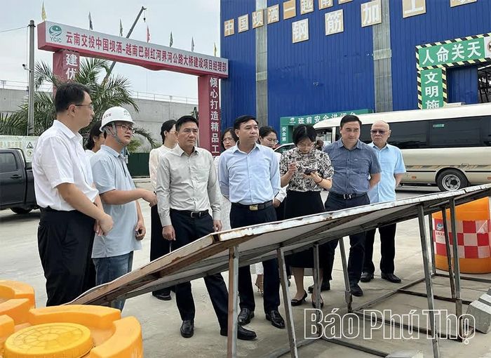 Đoàn công tác khảo sát địa điểm xây dựng cầu đường bộ qua sông Hồng tại biên giới Bá Sái (Trung Quốc) - Bản Vược (Việt Nam).