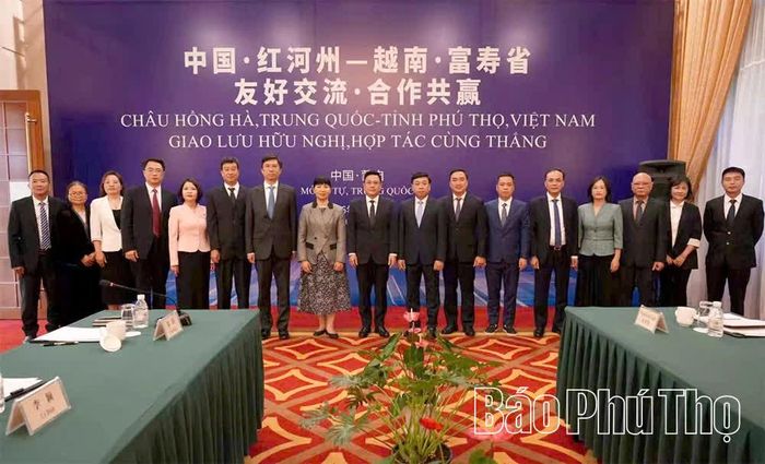 Lãnh đạo tỉnh Phú Thọ và lãnh đạo Châu Hồng Hà chụp ảnh lưu niệm tại buổi làm việc.