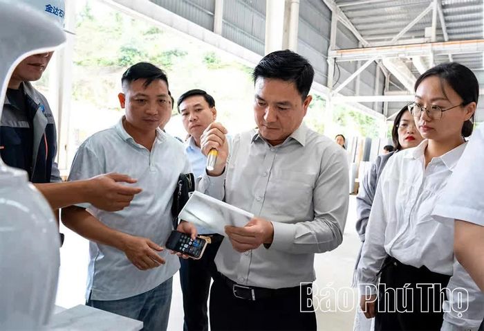 Đoàn công tác khảo sát tình hình phát triển ngành chế biến sâu đá xây dựng tại huyện Bình Biên, Châu Hồng Hà.