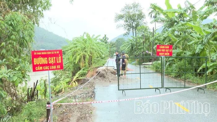 Lực lượng chức năng cắm biển cấm toàn bộ xe lưu thông trên tuyến đường.