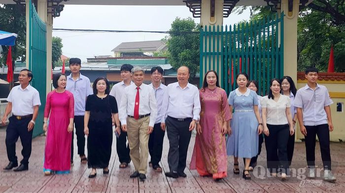 Các thế hệ thầy cô giáo, học sinh Trường THPT Đồng Hới - Ảnh: T.L