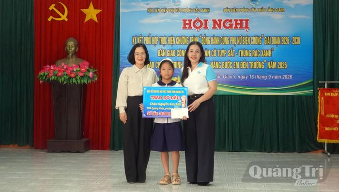 Đại diện lãnh đạo phường Bắc Gianh và Hội LHPN phường trao kinh phí đỡ đầu của Hội LHPN tỉnh cho các cháu - Ảnh: N.M