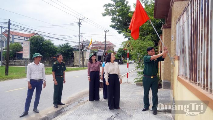 Đồn Biên phòng cửa khẩu Cảng Gianh và Hội LHPN phường Bắc Gianh bàn giao công trình “Cán cờ tuýp sắt" - Ảnh: N.M