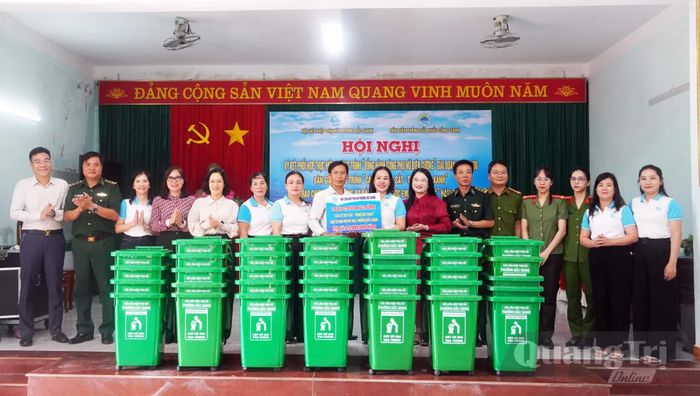 Hội LHPN phường Bắc Gianh và Đồn Biên phòng cửa khẩu Cảng Gianh bàn giao "thùng rác xanh" cho tổ dân phố Mỹ Hòa - Ảnh: N.M
