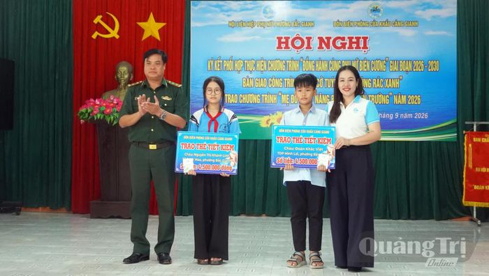 Đại diện lãnh đạo Đồn Biên phòng cửa khẩu Cảng Gianh và Hội LHPN phường Bắc Gianh trao kinh phí đỡ đầu cho các cháu - Ảnh: N.M