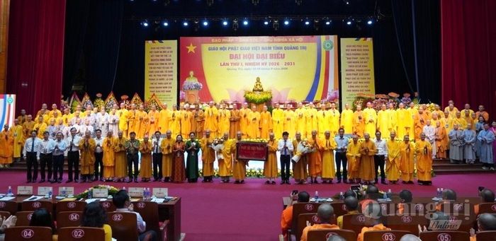 Các đồng chí lãnh đạo tỉnh tặng hoa chúc mừng Ban Trị sự Giáo hội Phật giáo Việt Nam tỉnh, nhiệm kỳ 2026-2031 - Ảnh: N.L