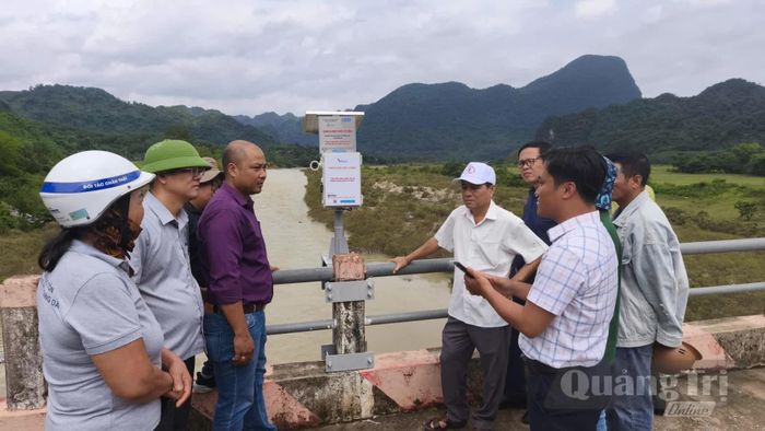 Các học viên được hướng dẫn sử dụng ứng dụng để theo dõi thông tin cảnh báo và dữ liệu quan trắc theo thời gian thực tại khu vực sông Long Đại, xã Trường Sơn - Ảnh: Quang Ngọc
