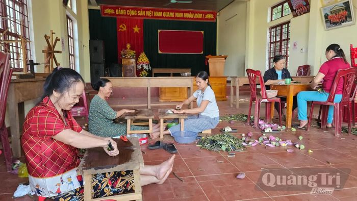 Nghề kéo tơ sen ở thôn Vĩnh Trung, xã Vĩnh Hoàng - Ảnh: N.T.H