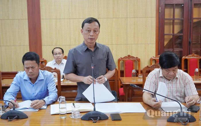 Đồng chí Mai Văn Minh, Giám đốc Ban Quản lý dự án đầu tư xây dựng công trình nông nghiệp và môi trường tỉnh báo cáo tại buổi làm việc - Ảnh: Đ.A