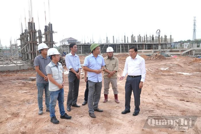Đồng chí Lê Hồng Vinh, Chủ tịch UBND tỉnh yêu cầu chủ đầu tư, đơn vị thi công đẩy nhanh tiến độ dự án Trường Chính trị Lê Duẩn - Ảnh: T.Đ