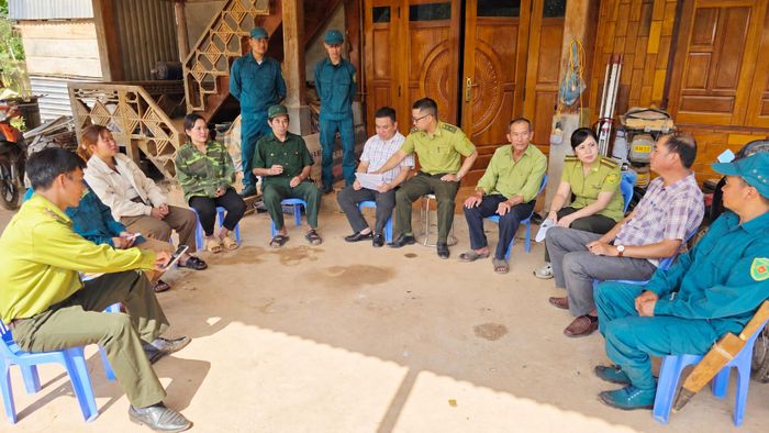 Cán bộ xã Lóng Sập, Hạt Kiểm lâm khu vực IX, dân quân tuyên truyền pháp luật về công tác bảo vệ rừng cho nhân dân.
