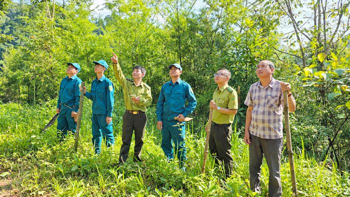 Cán bộ Hạt Kiểm lâm khu vực IX cùng dân quân xã Lóng Sập tuần tra bảo vệ rừng.