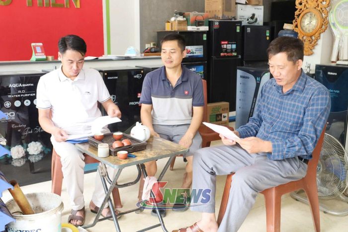Cán bộ Phòng Nông nghiệp và Môi trường xã Chiềng Khương rà soát, xác minh hiện trạng thửa đất trên địa bàn.