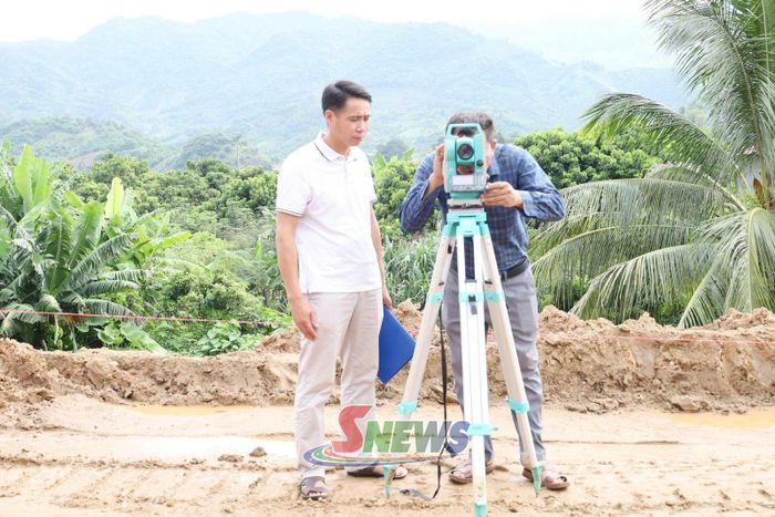 Cán bộ xã Chiềng Khương và Văn phòng Đăng ký đất đai Khu vực VII đo đạc, xác minh hiện trạng thửa đất.