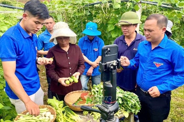 Đoàn xã Phiêng Pằn tập huấn kỹ năng bán hàng online cho người dân.