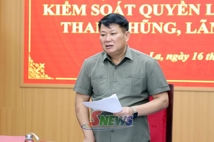 Đồng chí Lò Minh Hùng phát biểu tại cuộc làm việc.