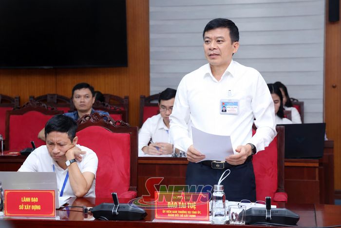 Đồng chí Giám đốc Sở Xây dựng phát biểu tại cuộc làm việc.